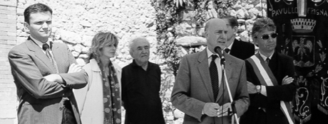 Gino Covili con Graziano Pattuzzi, l'On. Paola Manzini, il Ministro Giorgio Bogi, Vico Faggi e il Sindaco di Pavullo Ivano Miglioli, per l'inaugurazione del ciclo di opere "Il paese ritrovato" - Pavullo (Castello di Montecuccolo), 1998